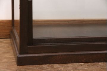 ガラスケースをリペア&カスタム!木製の棚板を取り外し可能なガラス製に変更。縁飾りを取り外し、取っ手を取り付け。濃い茶色で着色し仕上げ。(陳列棚、ショーケース)