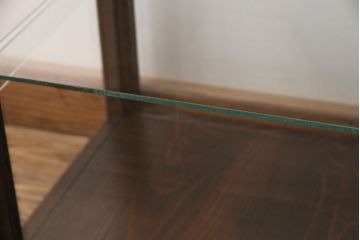 ガラスケースをリペア&カスタム!木製の棚板を取り外し可能なガラス製に変更。縁飾りを取り外し、取っ手を取り付け。濃い茶色で着色し仕上げ。(陳列棚、ショーケース)