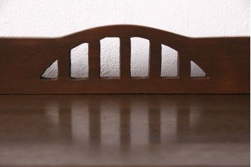 本棚の見た目を変えずに綺麗にリペア!1トーン落ち着いた色味に着色し仕上げ。(シェルフ、ラック、飾り棚)