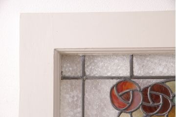 フランスアンティークのステンドグラス入り木製ドアをリペア&カスタム!開き勝手を左右変更し、ローラー締り・蝶番も取り付け。元の色味に近しいアンティークホワイトの着色し仕上げ。(扉、玄関戸、建具)
