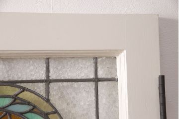 フランスアンティークのステンドグラス入り木製ドアをリペア&カスタム!開き勝手を左右変更し、ローラー締り・蝶番も取り付け。元の色味に近しいアンティークホワイトの着色し仕上げ。(扉、玄関戸、建具)