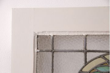 フランスアンティークのステンドグラス入り木製ドアをリペア&カスタム!開き勝手を左右変更し、ローラー締り・蝶番も取り付け。元の色味に近しいアンティークホワイトの着色し仕上げ。(扉、玄関戸、建具)