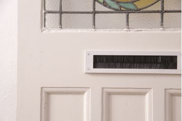 フランスアンティークのステンドグラス入り木製ドアをリペア&カスタム!開き勝手を左右変更し、ローラー締り・蝶番も取り付け。元の色味に近しいアンティークホワイトの着色し仕上げ。(扉、玄関戸、建具)
