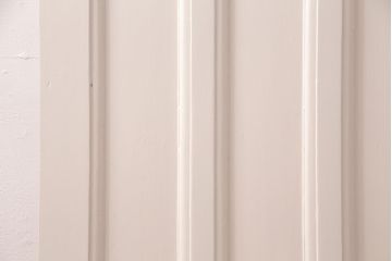 フランスアンティークのステンドグラス入り木製ドアをリペア&カスタム!開き勝手を左右変更し、ローラー締り・蝶番も取り付け。元の色味に近しいアンティークホワイトの着色し仕上げ。(扉、玄関戸、建具)