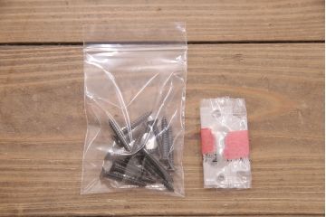 フランスアンティークのステンドグラス入り木製ドアをリペア&カスタム!開き勝手を左右変更し、ローラー締り・蝶番も取り付け。元の色味に近しいアンティークホワイトの着色し仕上げ。(扉、玄関戸、建具)