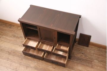 関東水屋箪笥の見た目を変えずに綺麗にリペア!天板の突起をカットし、1トーン落ち着いた色味に着色し仕上げ。(収納棚、茶箪笥、キャビネット、食器棚)