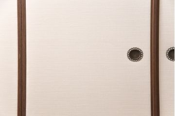 ふすま4枚にリペア&カスタム!お客様ご支給の雲肌麻紙、鳥の子紙で張り替え。桟は現状に近しい色味に着色し仕上げ。(引き戸、建具、襖)