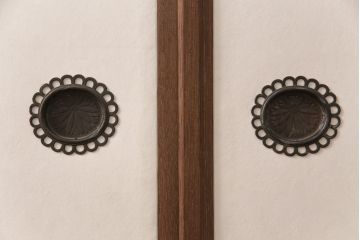 ふすま4枚にリペア&カスタム!お客様ご支給の雲肌麻紙、鳥の子紙で張り替え。桟は現状に近しい色味に着色し仕上げ。(引き戸、建具、襖)