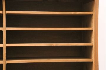 サイドボードをリペア&カスタム!古材の天板・脚を取り付け、棚板を新規製作。本体の色味に合わせて着色し仕上げ。(収納棚、戸棚、キャビネット)