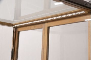 縦型パンケースをリペア&カスタム!下段扉・棚板は上段と同デザインで新たに製作。欠損した取っ手と上下段それぞれにLED照明の取り付け。(ガラスケース、ショーケース、陳列棚)
