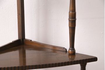 大正期のコーナーキャビネットの見た目を変えずに綺麗にリペア!埋め木部分を本体に合わせて着色し仕上げ。(隅棚、収納棚)