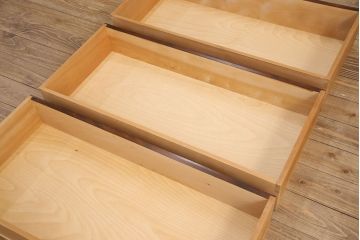 松本民芸家具のローチェストをリペア&カスタム!カバ材の天板を取り付け、本体の色味に合わせた着色をし仕上げ。(サイドチェスト、引き出し)