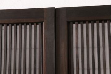 帯格子戸4枚をリペア&カスタム!設置場所に合わせてリサイズ。帯部分のガラスを市松模様ガラスに変更。裏障子の障子を張り替え。濃い茶色で着色し仕上げ。(障子戸、引き戸、建具)