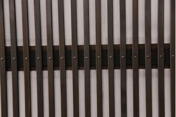 帯格子戸4枚をリペア&カスタム!設置場所に合わせてリサイズ。帯部分のガラスを市松模様ガラスに変更。裏障子の障子を張り替え。濃い茶色で着色し仕上げ。(障子戸、引き戸、建具)