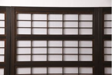 帯格子戸4枚をリペア&カスタム!設置場所に合わせてリサイズ。帯部分のガラスを市松模様ガラスに変更。裏障子の障子を張り替え。濃い茶色で着色し仕上げ。(障子戸、引き戸、建具)