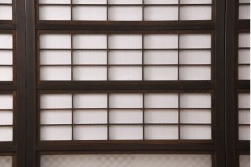 帯格子戸4枚をリペア&カスタム!設置場所に合わせてリサイズ。帯部分のガラスを市松模様ガラスに変更。裏障子の障子を張り替え。濃い茶色で着色し仕上げ。(障子戸、引き戸、建具)