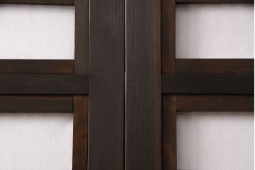 帯格子戸4枚をリペア&カスタム!設置場所に合わせてリサイズ。帯部分のガラスを市松模様ガラスに変更。裏障子の障子を張り替え。濃い茶色で着色し仕上げ。(障子戸、引き戸、建具)