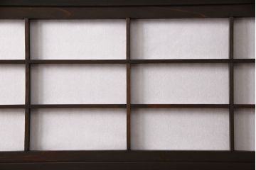 帯格子戸4枚をリペア&カスタム!設置場所に合わせてリサイズ。帯部分のガラスを市松模様ガラスに変更。裏障子の障子を張り替え。濃い茶色で着色し仕上げ。(障子戸、引き戸、建具)