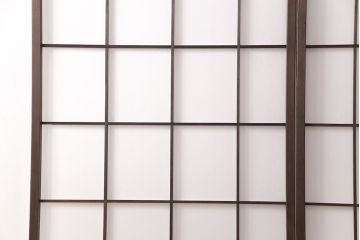 升格子の障子戸2枚をリペア&カスタム!高さ・幅をリサイズ。ガラスを麻の葉模様ガラスに入れ替え。濃い茶色で着色し仕上げ。(引き戸、建具)