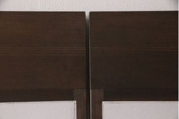 升格子の障子戸2枚をリペア&カスタム!高さ・幅をリサイズ。ガラスを麻の葉模様ガラスに入れ替え。濃い茶色で着色し仕上げ。(引き戸、建具)