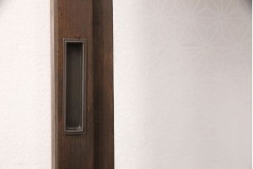 升格子の障子戸2枚をリペア&カスタム!高さ・幅をリサイズ。ガラスを麻の葉模様ガラスに入れ替え。濃い茶色で着色し仕上げ。(引き戸、建具)