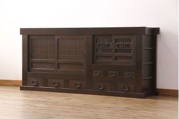 明治大正期の水屋箪笥サイドボードをリペア&カスタム!建具の金網をクリアガラスに入れ替え。棚板はヒノキ材の一枚板に変更。天板の補強を行い、現状に近しい色味に着色し仕上げ。(収納棚、戸棚、サイドキャビネット、食器棚)