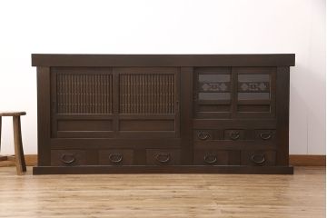 明治大正期の水屋箪笥サイドボードをリペア&カスタム!建具の金網をクリアガラスに入れ替え。棚板はヒノキ材の一枚板に変更。天板の補強を行い、現状に近しい色味に着色し仕上げ。(収納棚、戸棚、サイドキャビネット、食器棚)