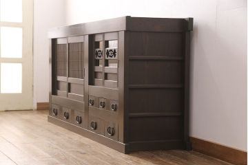 明治大正期の水屋箪笥サイドボードをリペア&カスタム!建具の金網をクリアガラスに入れ替え。棚板はヒノキ材の一枚板に変更。天板の補強を行い、現状に近しい色味に着色し仕上げ。(収納棚、戸棚、サイドキャビネット、食器棚)