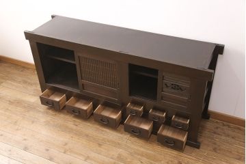 明治大正期の水屋箪笥サイドボードをリペア&カスタム!建具の金網をクリアガラスに入れ替え。棚板はヒノキ材の一枚板に変更。天板の補強を行い、現状に近しい色味に着色し仕上げ。(収納棚、戸棚、サイドキャビネット、食器棚)