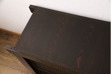明治大正期の水屋箪笥サイドボードをリペア&カスタム!建具の金網をクリアガラスに入れ替え。棚板はヒノキ材の一枚板に変更。天板の補強を行い、現状に近しい色味に着色し仕上げ。(収納棚、戸棚、サイドキャビネット、食器棚)