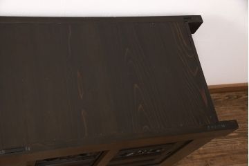 明治大正期の水屋箪笥サイドボードをリペア&カスタム!建具の金網をクリアガラスに入れ替え。棚板はヒノキ材の一枚板に変更。天板の補強を行い、現状に近しい色味に着色し仕上げ。(収納棚、戸棚、サイドキャビネット、食器棚)