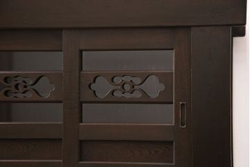 明治大正期の水屋箪笥サイドボードをリペア&カスタム!建具の金網をクリアガラスに入れ替え。棚板はヒノキ材の一枚板に変更。天板の補強を行い、現状に近しい色味に着色し仕上げ。(収納棚、戸棚、サイドキャビネット、食器棚)