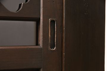 明治大正期の水屋箪笥サイドボードをリペア&カスタム!建具の金網をクリアガラスに入れ替え。棚板はヒノキ材の一枚板に変更。天板の補強を行い、現状に近しい色味に着色し仕上げ。(収納棚、戸棚、サイドキャビネット、食器棚)