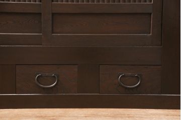 明治大正期の水屋箪笥サイドボードをリペア&カスタム!建具の金網をクリアガラスに入れ替え。棚板はヒノキ材の一枚板に変更。天板の補強を行い、現状に近しい色味に着色し仕上げ。(収納棚、戸棚、サイドキャビネット、食器棚)