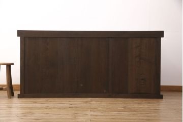 明治大正期の水屋箪笥サイドボードをリペア&カスタム!建具の金網をクリアガラスに入れ替え。棚板はヒノキ材の一枚板に変更。天板の補強を行い、現状に近しい色味に着色し仕上げ。(収納棚、戸棚、サイドキャビネット、食器棚)
