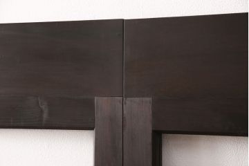 ガラス戸2枚をリペア&カスタム!設置場所に合わせてリサイズ。ガラスをクリアガラスに入れ替え、引き手を取り付け。濃い茶色で着色し仕上げ。(引き戸、建具)