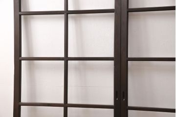 ガラス戸2枚をリペア&カスタム!設置場所に合わせてリサイズ。ガラスをクリアガラスに入れ替え、引き手を取り付け。濃い茶色で着色し仕上げ。(引き戸、建具)