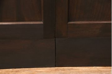 ガラス戸2枚をリペア&カスタム!設置場所に合わせてリサイズ。ガラスをクリアガラスに入れ替え、引き手を取り付け。濃い茶色で着色し仕上げ。(引き戸、建具)