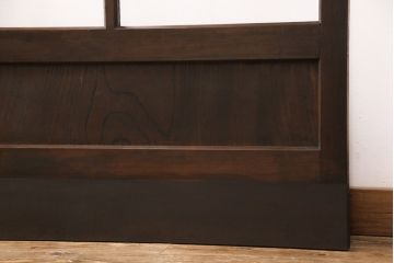 ガラス戸2枚をリペア&カスタム!設置場所に合わせてリサイズ。ガラスをクリアガラスに入れ替え、引き手を取り付け。濃い茶色で着色し仕上げ。(引き戸、建具)