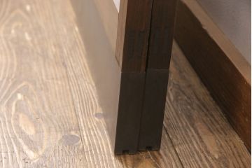 ガラス戸2枚をリペア&カスタム!設置場所に合わせてリサイズ。ガラスをクリアガラスに入れ替え、引き手を取り付け。濃い茶色で着色し仕上げ。(引き戸、建具)