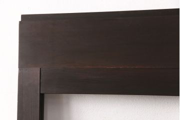 ガラス戸2枚をリペア&カスタム!設置場所に合わせてリサイズ。ガラスをクリアガラスに入れ替え、引き手を取り付け。濃い茶色で着色し仕上げ。(引き戸、建具)