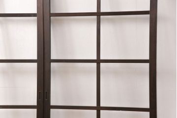 ガラス戸2枚をリペア&カスタム!設置場所に合わせてリサイズ。ガラスをクリアガラスに入れ替え、引き手を取り付け。濃い茶色で着色し仕上げ。(引き戸、建具)