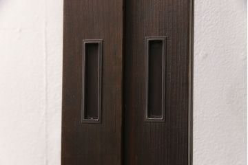 ガラス戸2枚をリペア&カスタム!設置場所に合わせてリサイズ。ガラスをクリアガラスに入れ替え、引き手を取り付け。濃い茶色で着色し仕上げ。(引き戸、建具)