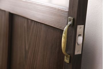 木製ドアをリペア&カスタム!ガラスをクリアガラスに入れ替え。蝶番を取り付け、濃い茶色で着色し仕上げ。(ガラスドア、ガラス扉、建具)