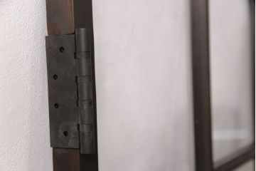 木製ドアをリペア&カスタム!ガラスをクリアガラスに入れ替え。蝶番を取り付け、濃い茶色で着色し仕上げ。(ガラスドア、ガラス扉、建具)