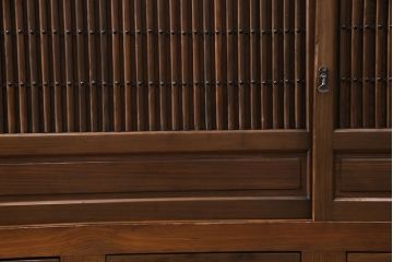 水屋箪笥サイドボードをリペア&カスタム!格子戸に中折れネジ締り錠を取り付け。現状に近しい色味に着色し仕上げ。(水屋箪笥、収納棚、戸棚、食器棚、サイドキャビネット)