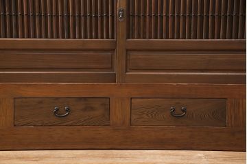 水屋箪笥サイドボードをリペア&カスタム!格子戸に中折れネジ締り錠を取り付け。現状に近しい色味に着色し仕上げ。(水屋箪笥、収納棚、戸棚、食器棚、サイドキャビネット)