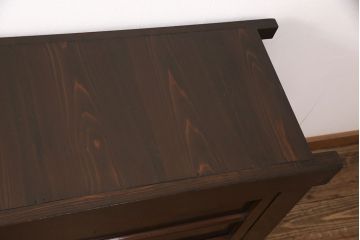 明治期の収納箪笥サイドボードをリペア&カスタム!当店オーダー商品を参考に左右分割式・可動式の棚板を設置。現状に近しい色味に着色し仕上げ。(水屋箪笥、食器棚、収納棚、戸棚、キャビネット、サイドボード)