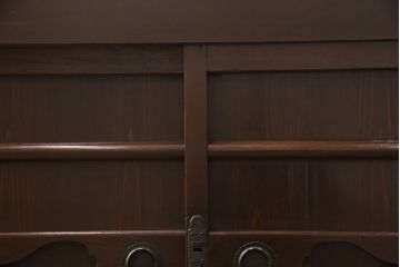 明治期の収納箪笥サイドボードをリペア&カスタム!当店オーダー商品を参考に左右分割式・可動式の棚板を設置。現状に近しい色味に着色し仕上げ。(水屋箪笥、食器棚、収納棚、戸棚、キャビネット、サイドボード)