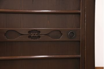 明治期の収納箪笥サイドボードをリペア&カスタム!当店オーダー商品を参考に左右分割式・可動式の棚板を設置。現状に近しい色味に着色し仕上げ。(水屋箪笥、食器棚、収納棚、戸棚、キャビネット、サイドボード)